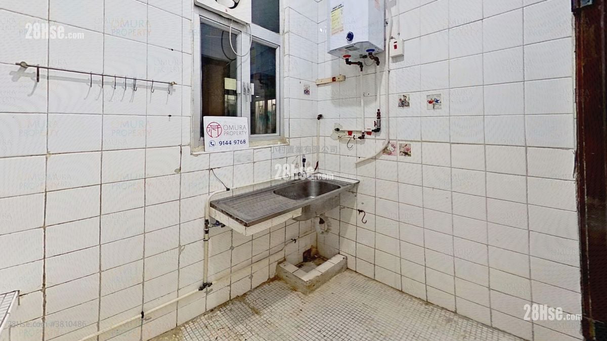 kitchen: Yick Fat Building Sell 3 Bedrooms , 1 Bathroom 389 ft²