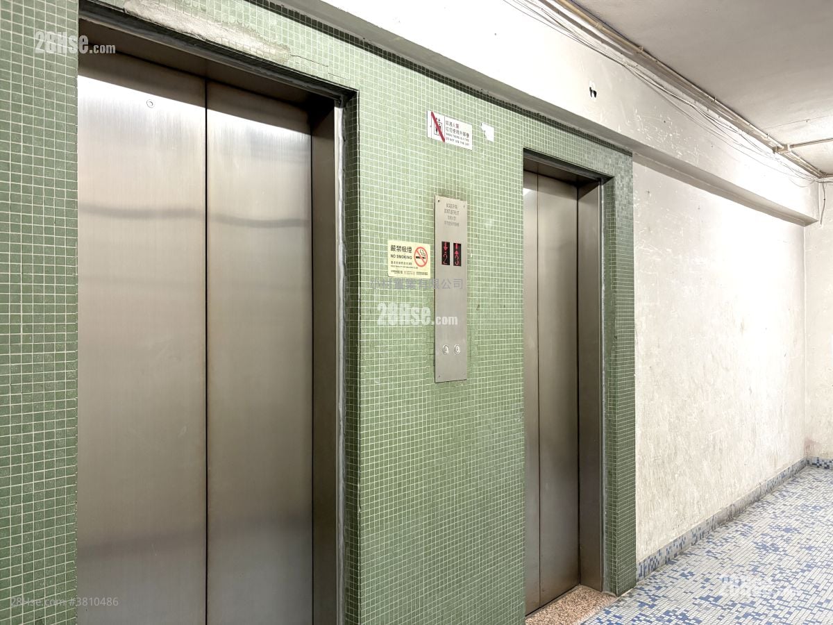 other: Yick Fat Building Sell 3 Bedrooms , 1 Bathroom 389 ft²