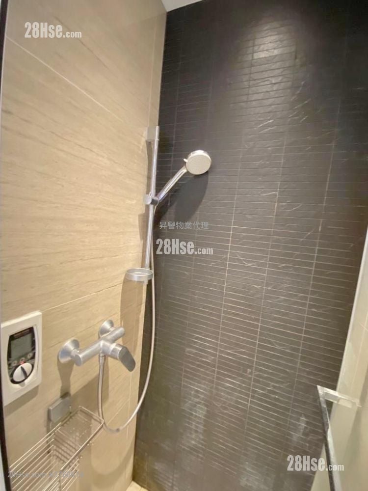 Axis Sell Studio , 1 Bathroom 212 ft²