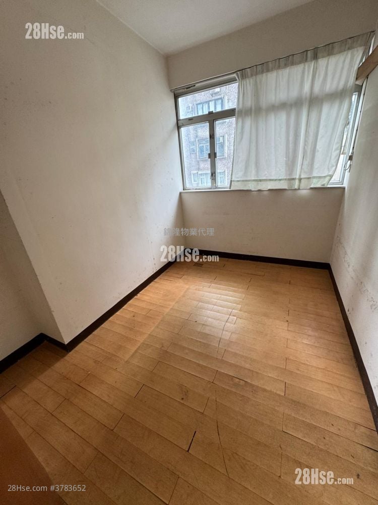 Lucky Building Sell 4 Bedrooms , 2 Bathrooms 757 ft²