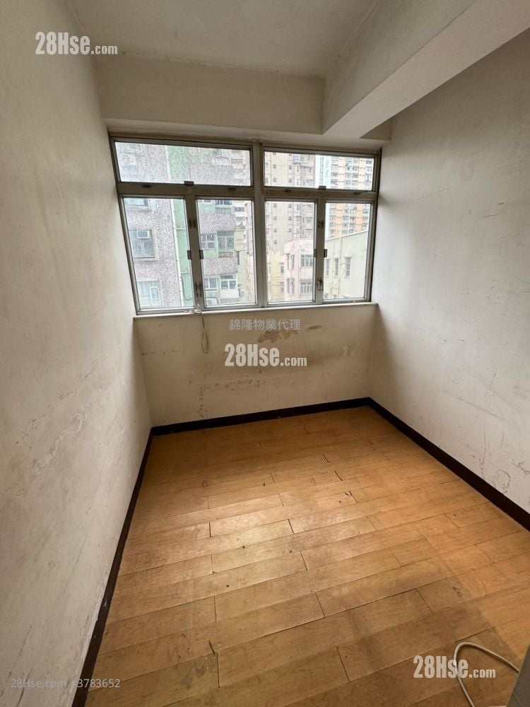 Lucky Building Sell 4 Bedrooms , 2 Bathrooms 757 ft²