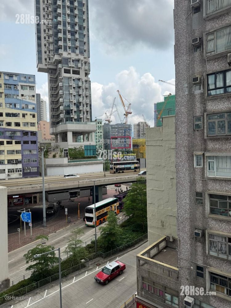 Lucky Building Sell 4 Bedrooms , 2 Bathrooms 757 ft²