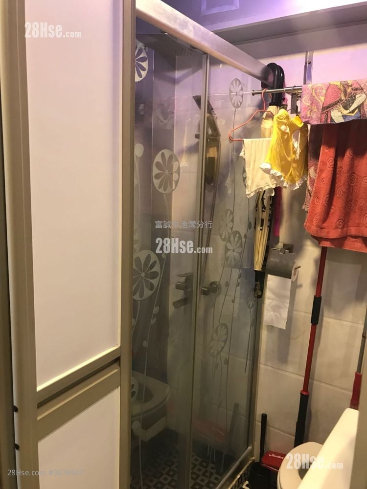 Lung Poon Court Sell 2 Bedrooms , 1 Bathroom 426 ft²