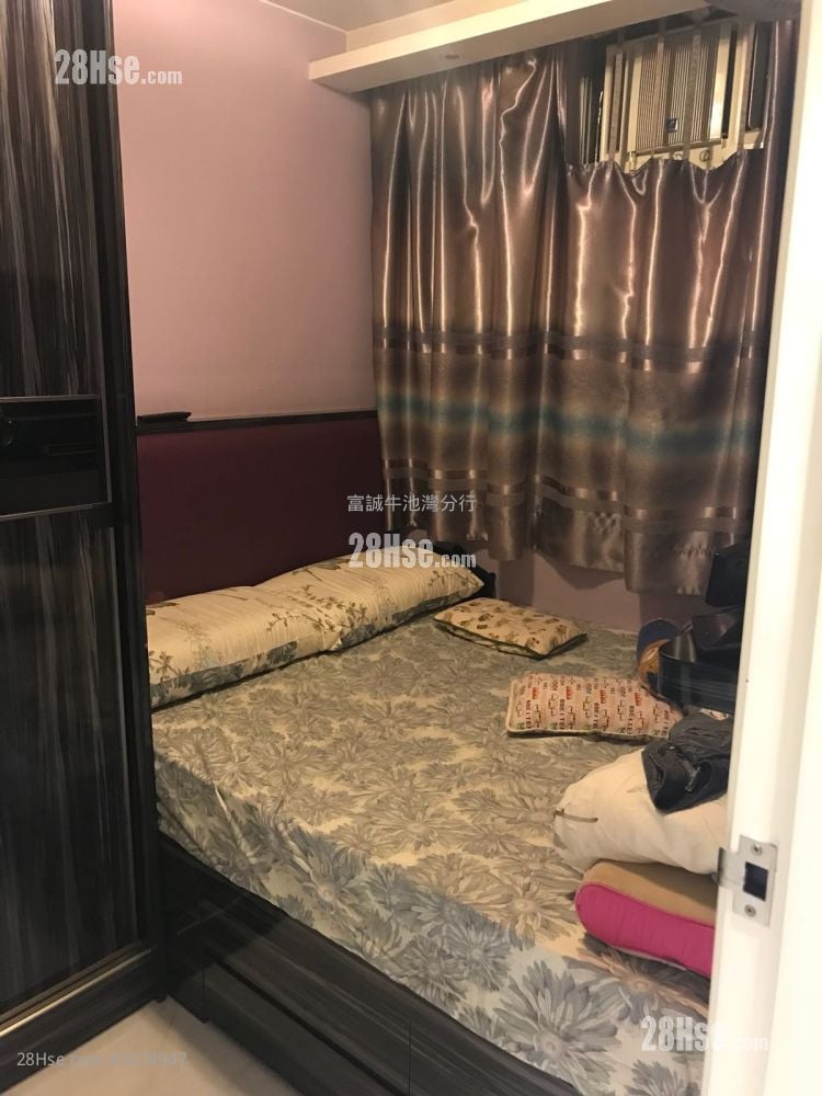 Lung Poon Court Sell 2 Bedrooms , 1 Bathroom 426 ft²