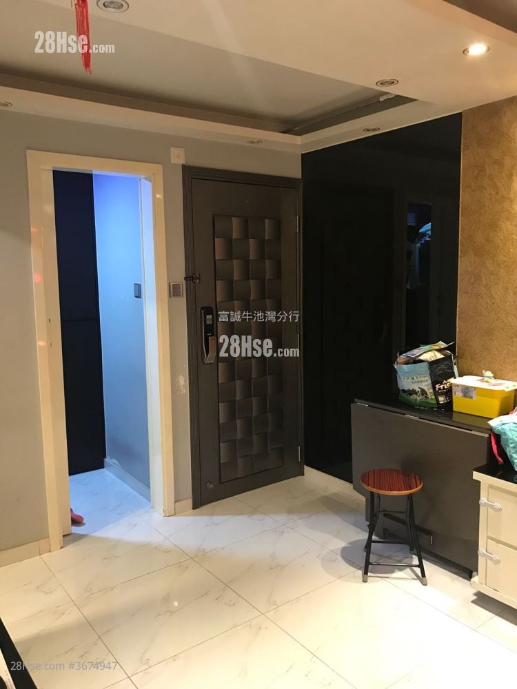 Lung Poon Court Sell 2 Bedrooms , 1 Bathroom 426 ft²
