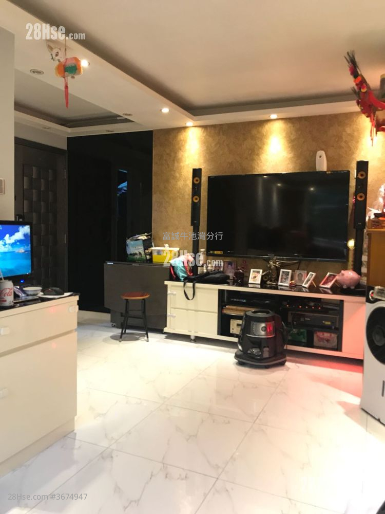 Lung Poon Court Sell 2 Bedrooms , 1 Bathroom 426 ft²