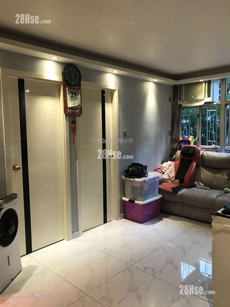 Lung Poon Court Sell 2 Bedrooms , 1 Bathroom 426 ft²