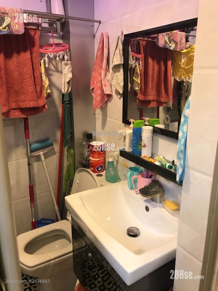 Lung Poon Court Sell 2 Bedrooms , 1 Bathroom 426 ft²