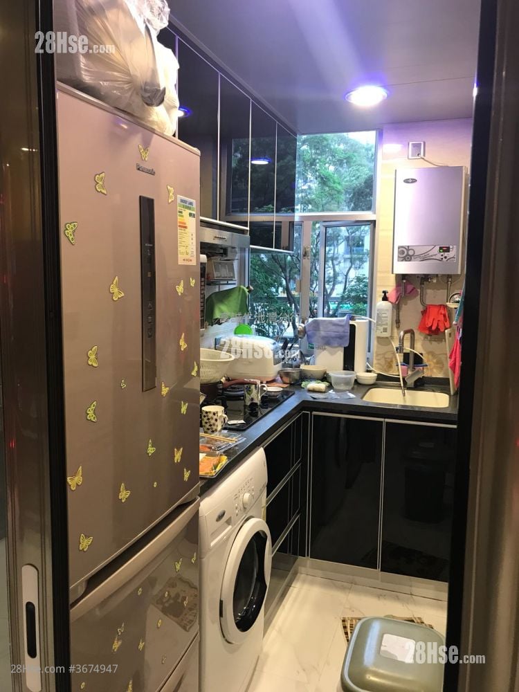 Lung Poon Court Sell 2 Bedrooms , 1 Bathroom 426 ft²