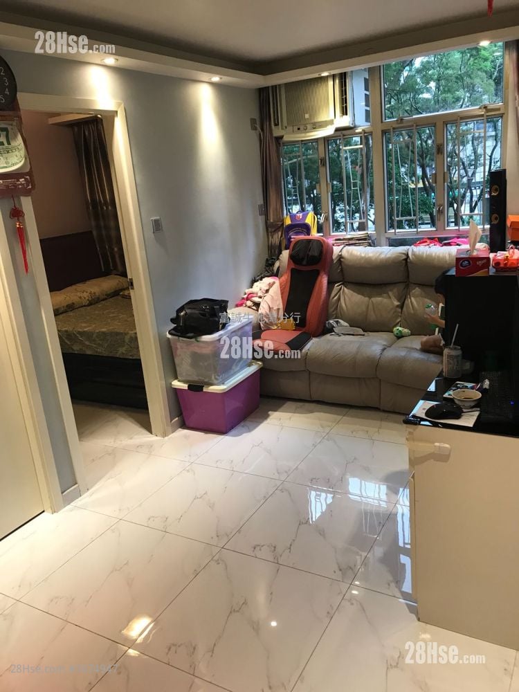 Lung Poon Court Sell 2 Bedrooms , 1 Bathroom 426 ft²