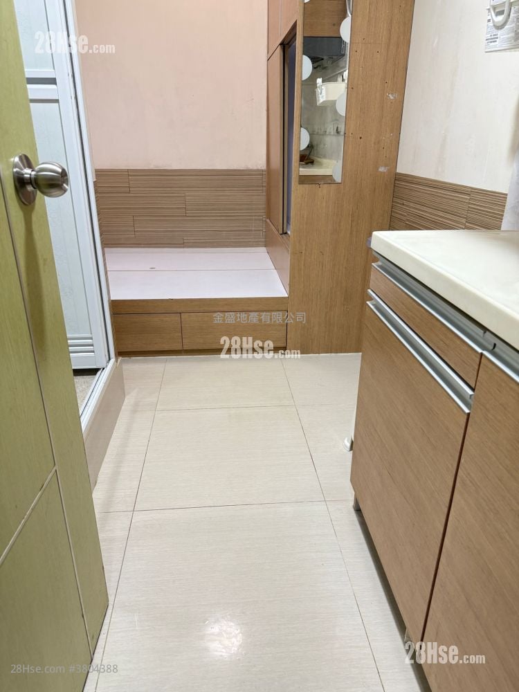 North Point Mansion Rental 1 Bathroom 110 ft²