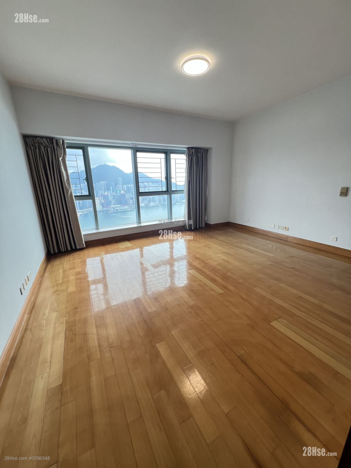 君临天下 租盘 4 房 , 3 浴室 2,334 平方尺