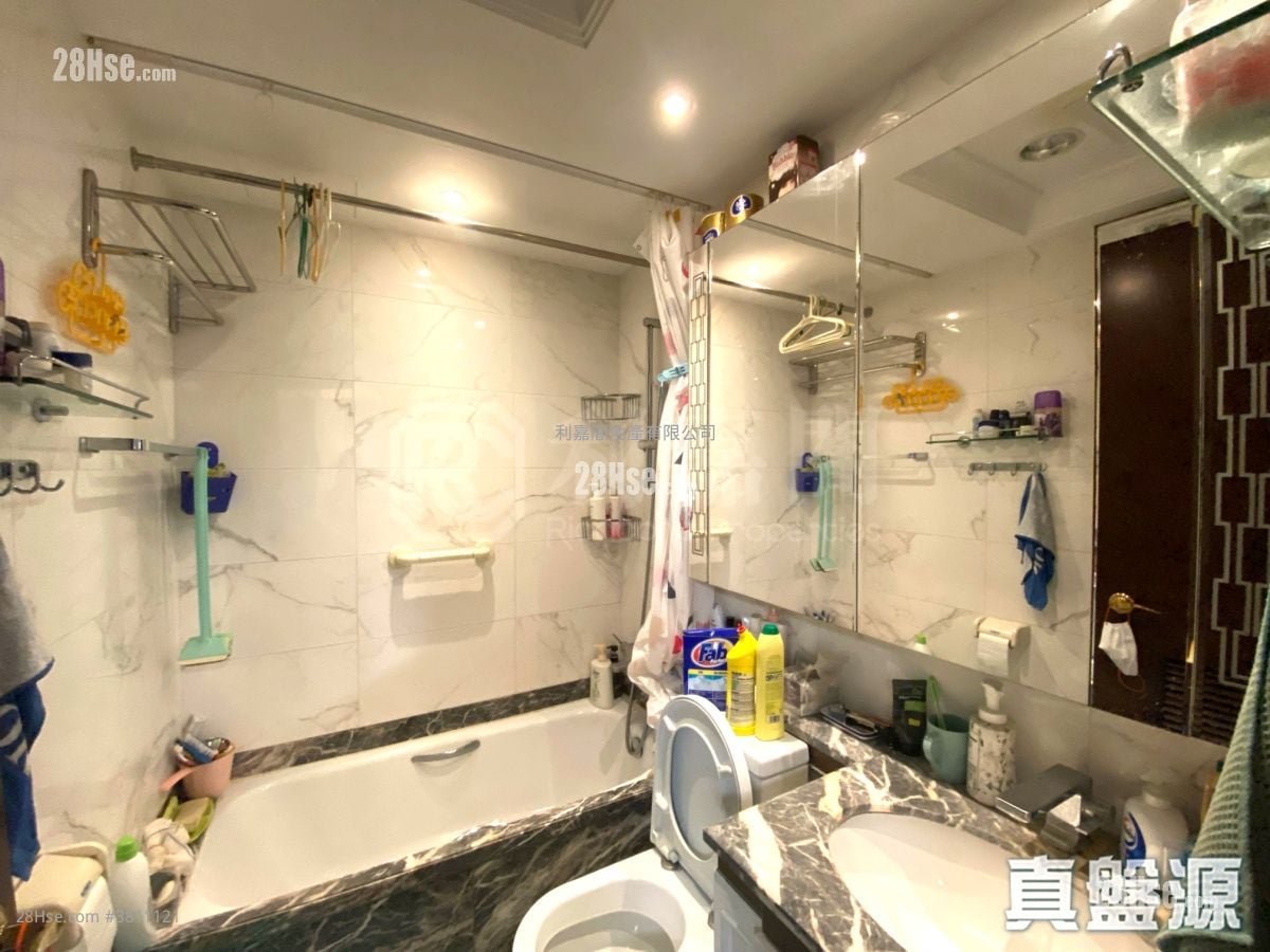 浴室: 逸瓏灣 售盤 3 房 , 2 浴室 907 平方呎