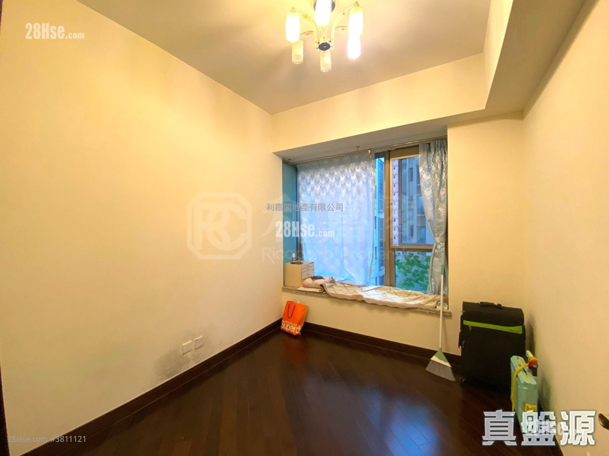 睡房 2: 逸瓏灣 售盤 3 房 , 2 浴室 907 平方呎