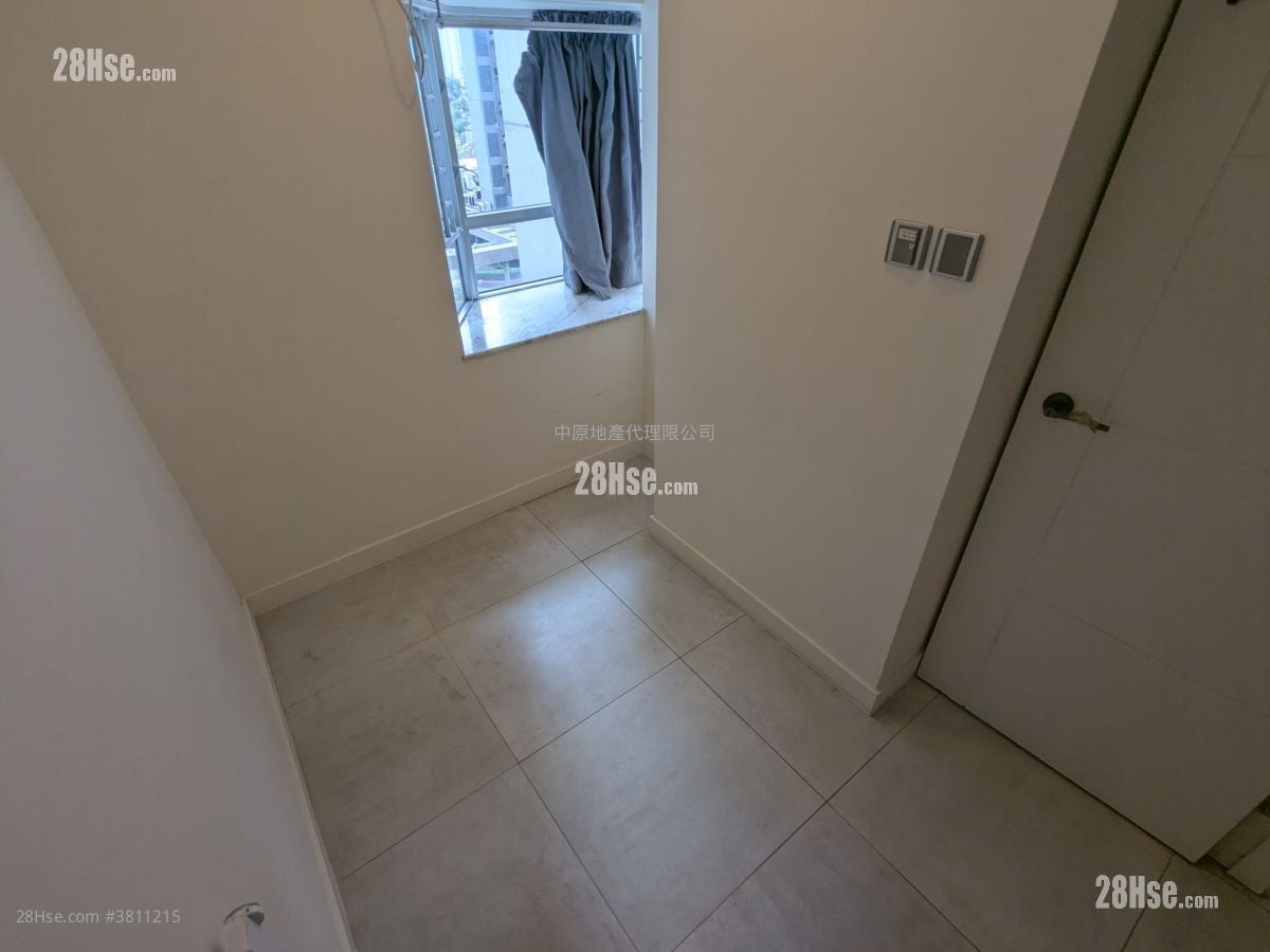 Riviera Gardens Rental 3 Bedrooms , 2 Bathrooms 700 ft²