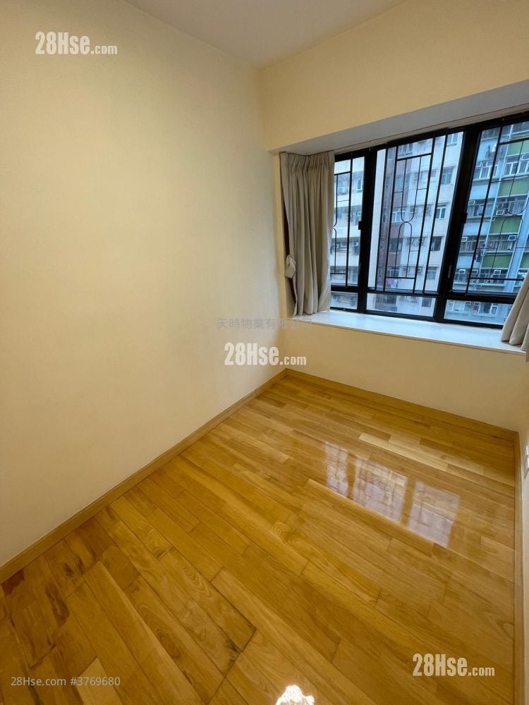 Roca Centre Rental 3 Bedrooms , 1 Bathroom 551 ft²