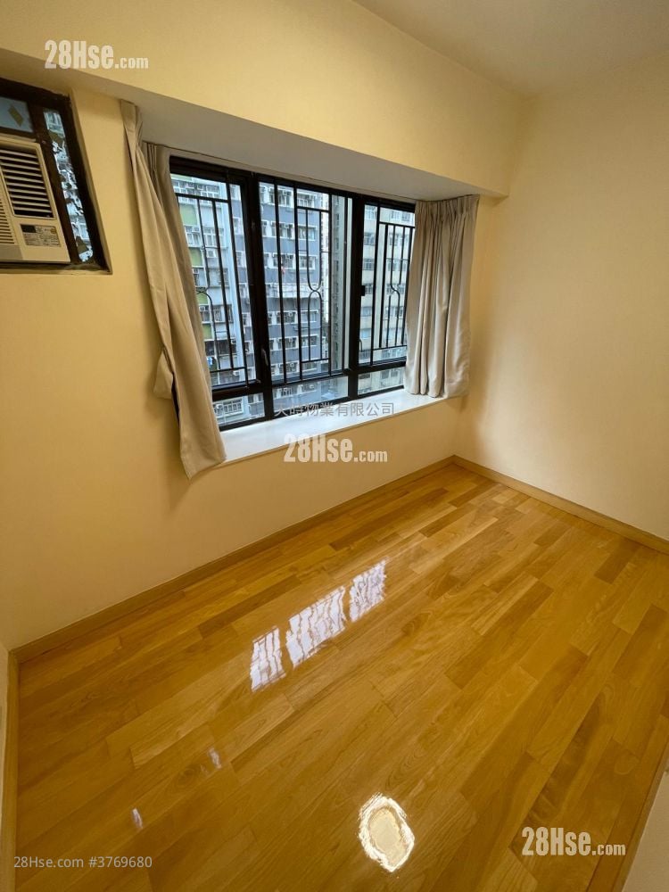 Roca Centre Rental 3 Bedrooms , 1 Bathroom 551 ft²