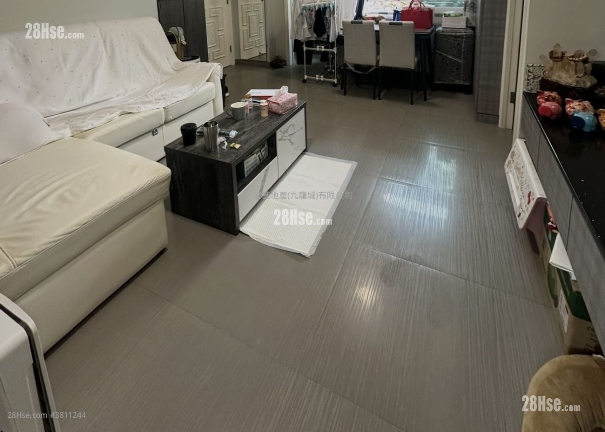 Apartment Rental 3 Bedrooms , 2 Bathrooms 530 ft²