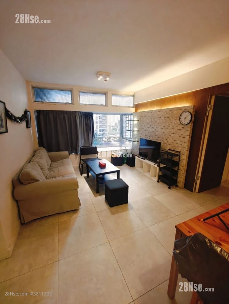 living room: Riviera Gardens Sell 3 Bedrooms , 2 Bathrooms 700 ft²