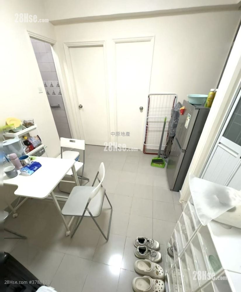 金狮花园 租盘 2 房 , 1 浴室 266 平方尺