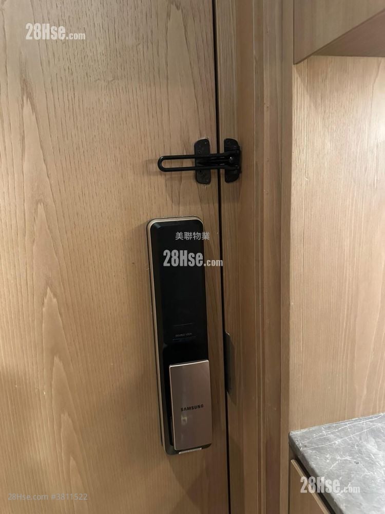 living room: Uptify Sell 1 Bedroom , 1 Bathroom 280 ft²