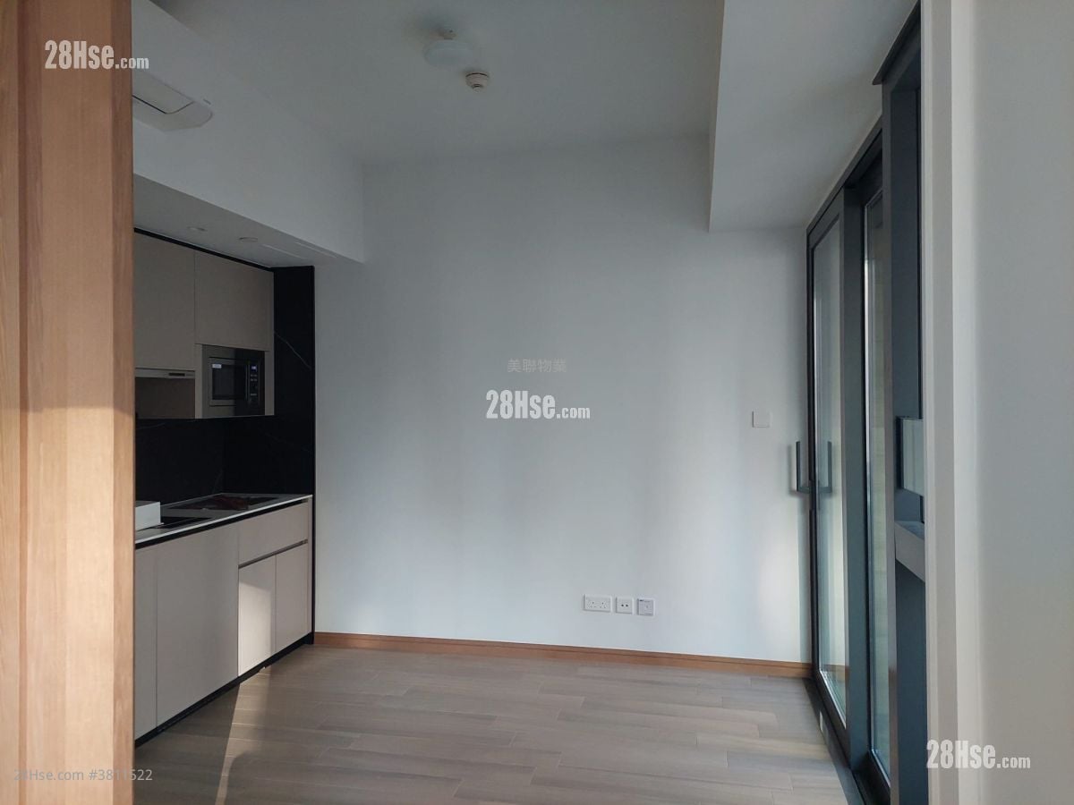 living room: Uptify Sell 1 Bedroom , 1 Bathroom 280 ft²