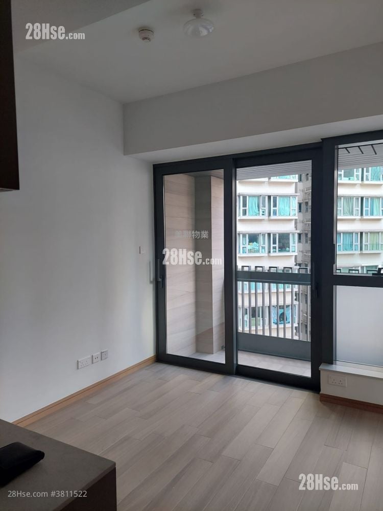 living room: Uptify Sell 1 Bedroom , 1 Bathroom 280 ft²