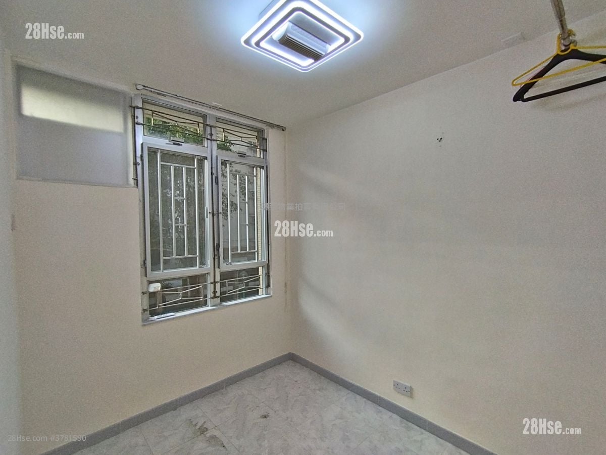 Hiu Lai Court Sell 3 Bedrooms , 1 Bathroom 604 ft²