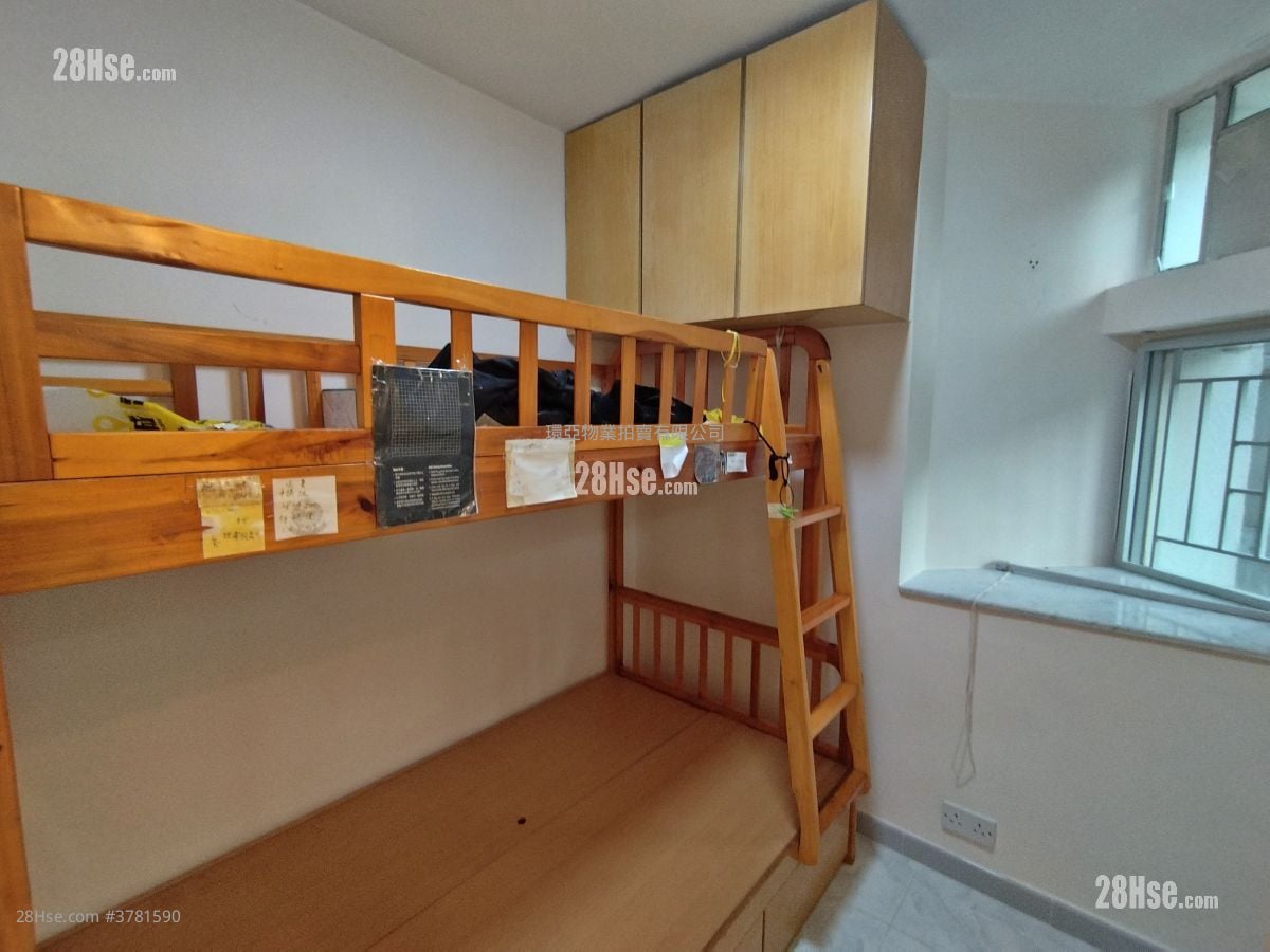 Hiu Lai Court Sell 3 Bedrooms , 1 Bathroom 604 ft²