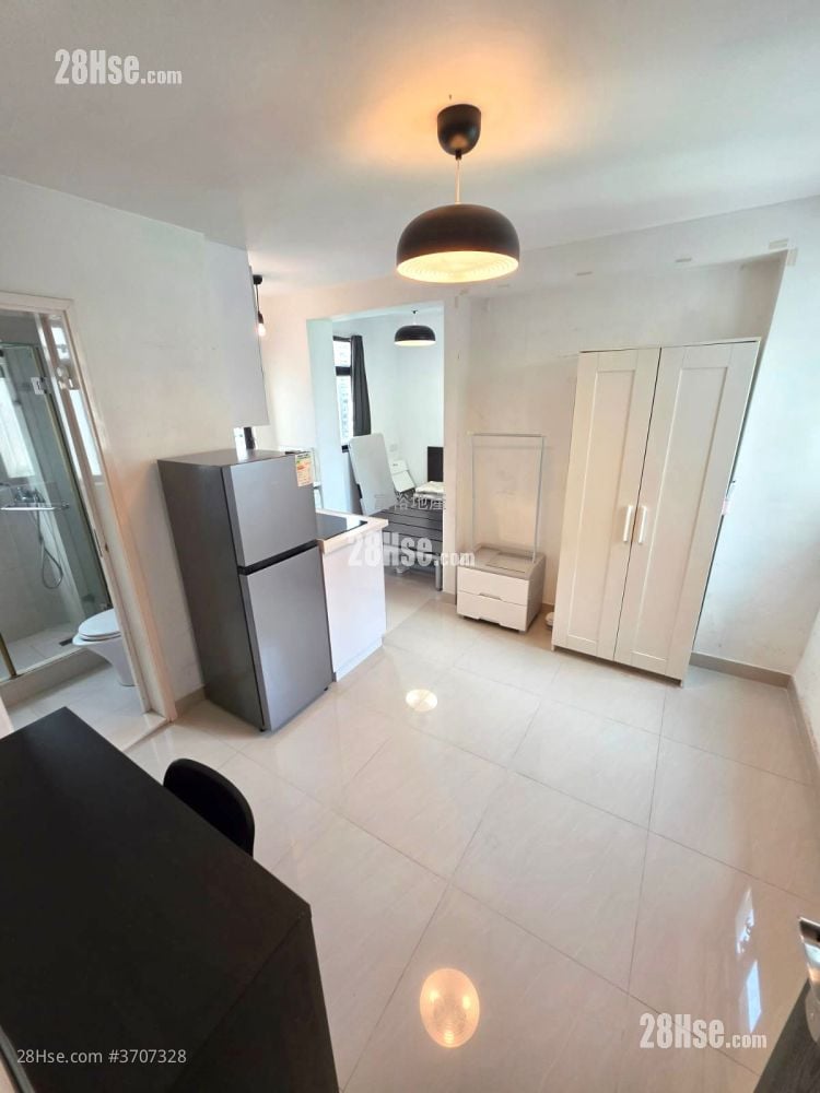 Universal Building Sell 215 ft²