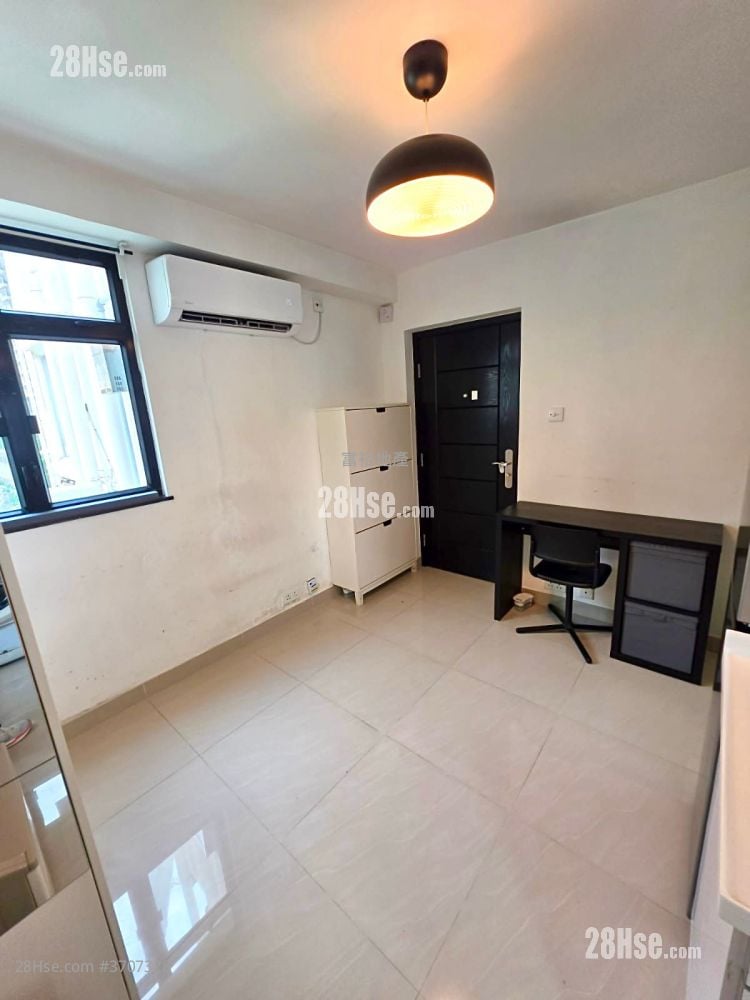 Universal Building Sell 215 ft²