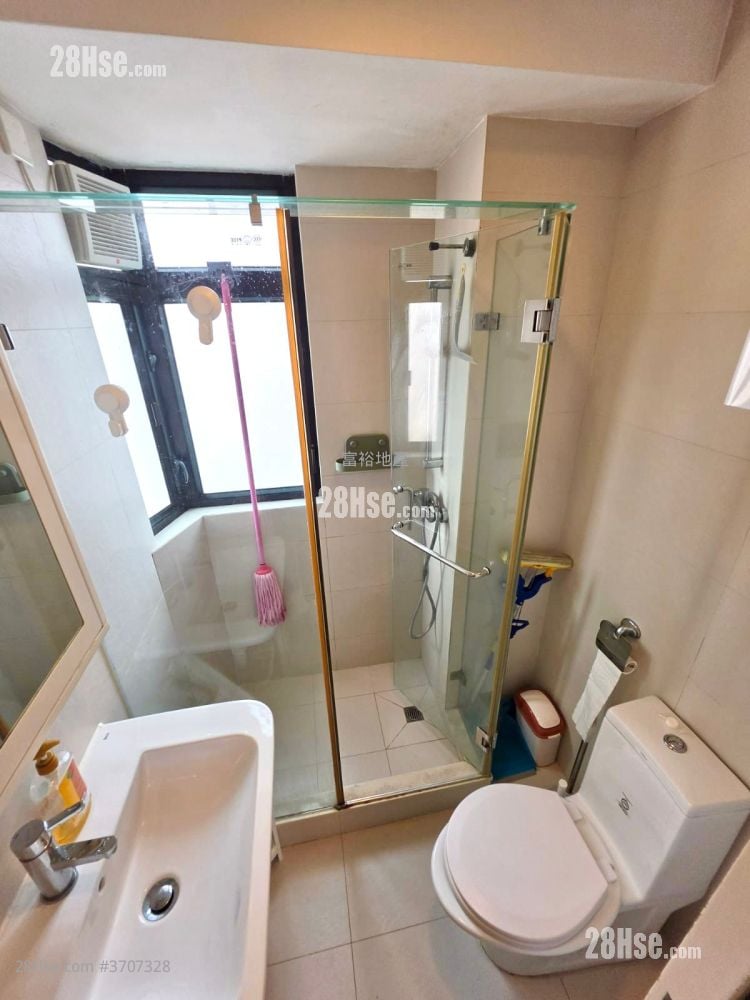 Universal Building Sell 215 ft²