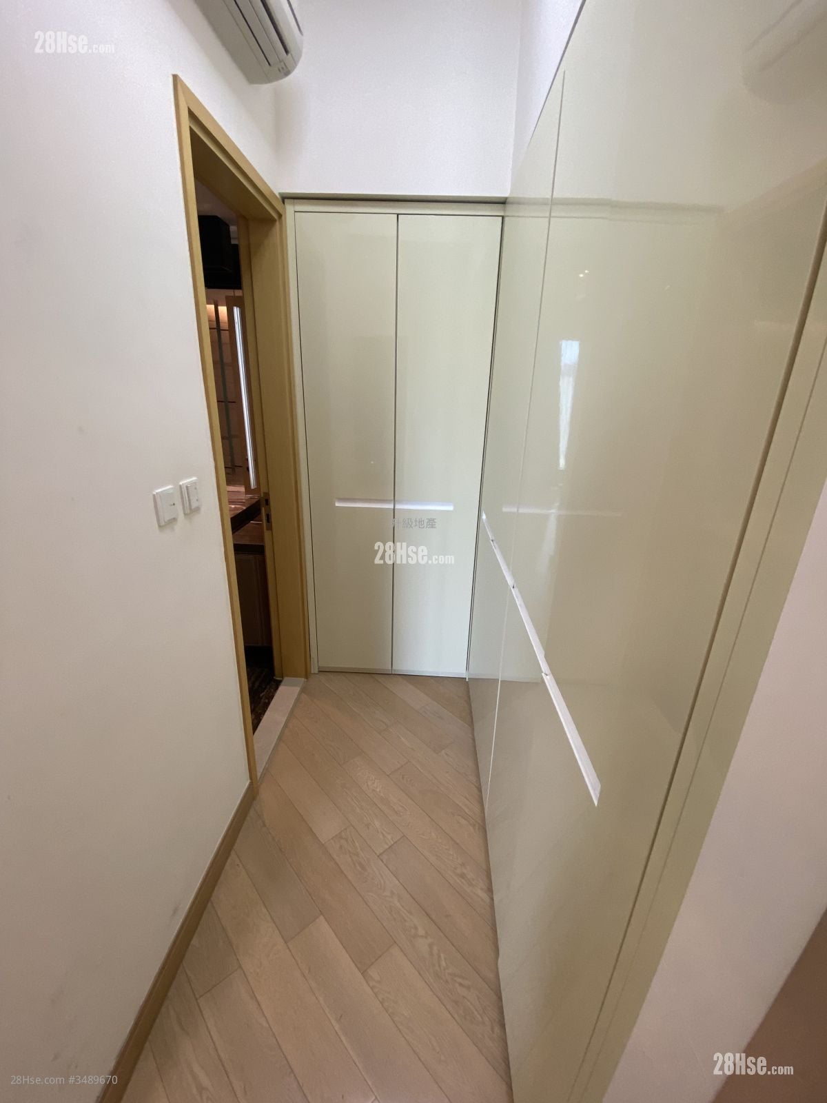 master room: 衣帽間