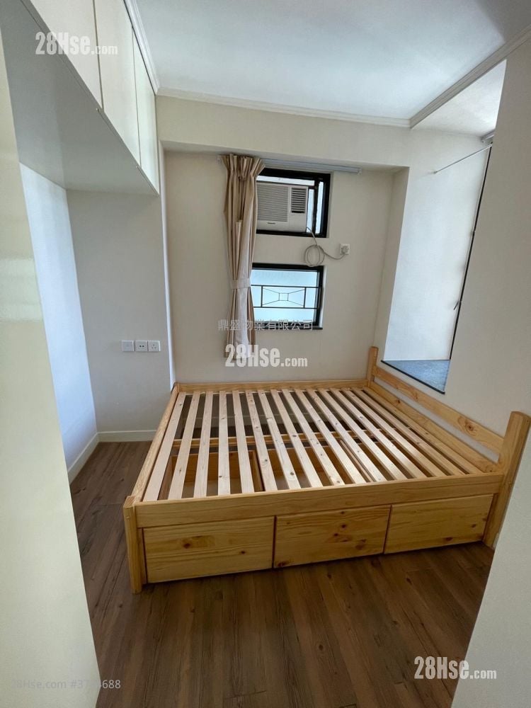 Kornhill Rental 2 Bedrooms , 1 Bathroom 466 ft²