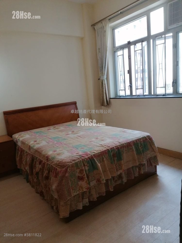 Pak Lee Building Sell 3 Bedrooms , 1 Bathroom 670 ft²