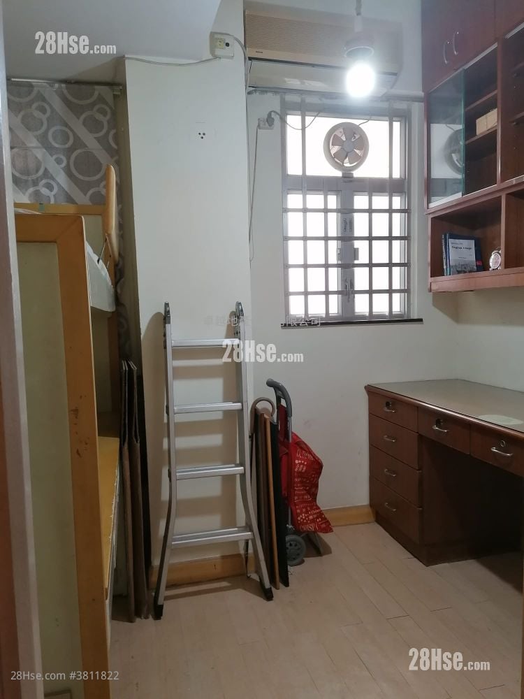 Pak Lee Building Sell 3 Bedrooms , 1 Bathroom 670 ft²