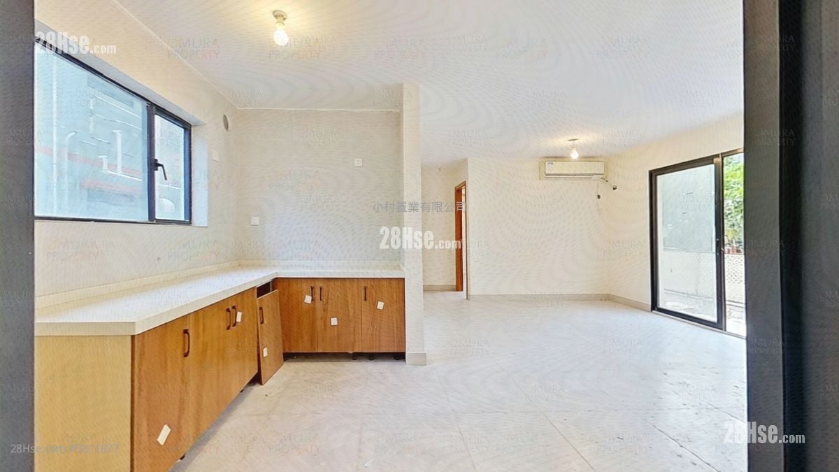 living room: Ha Che Sell 3 Bedrooms , 1 Bathroom 625 ft²