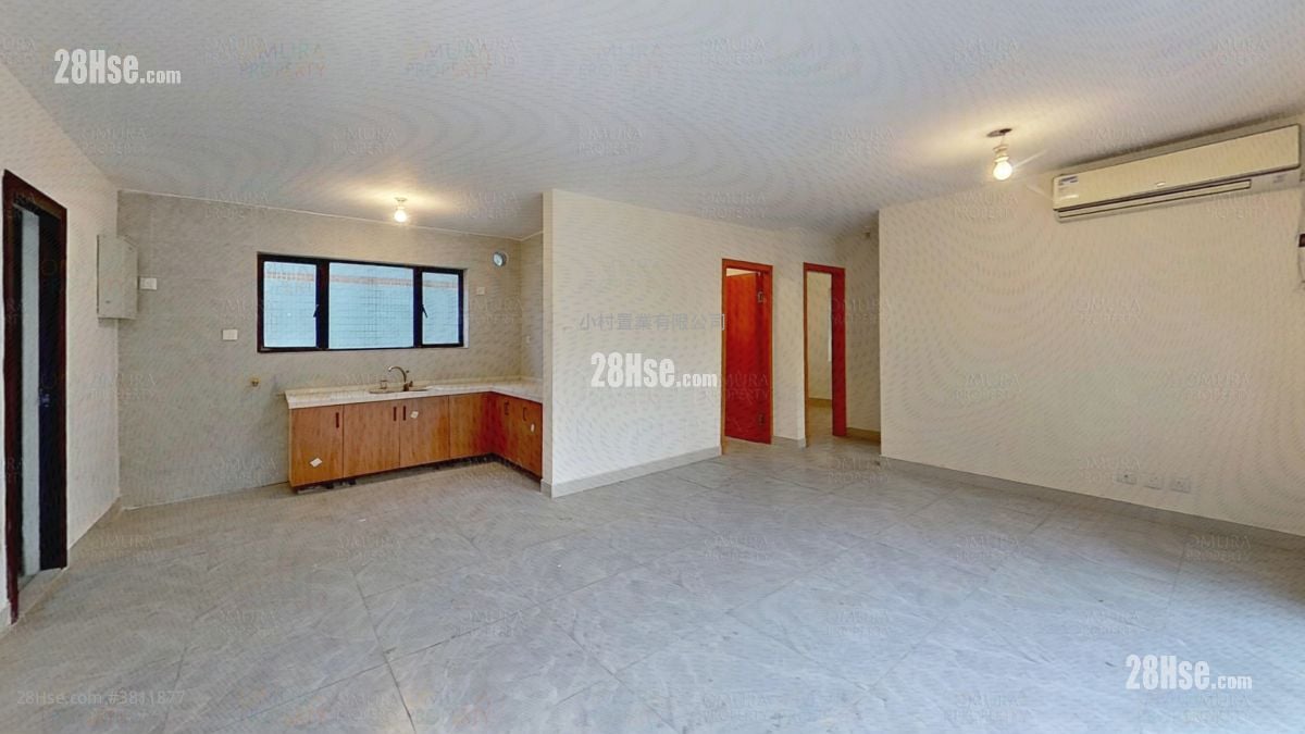 living room: Ha Che Sell 3 Bedrooms , 1 Bathroom 625 ft²