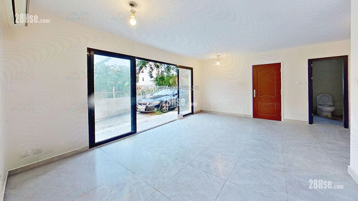 living room: Ha Che Sell 3 Bedrooms , 1 Bathroom 625 ft²