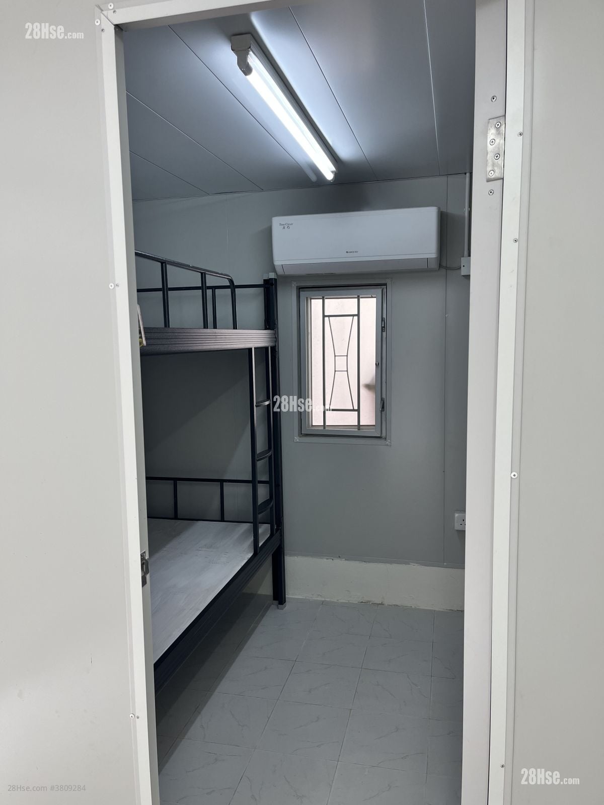 村屋 租盘 240 平方尺