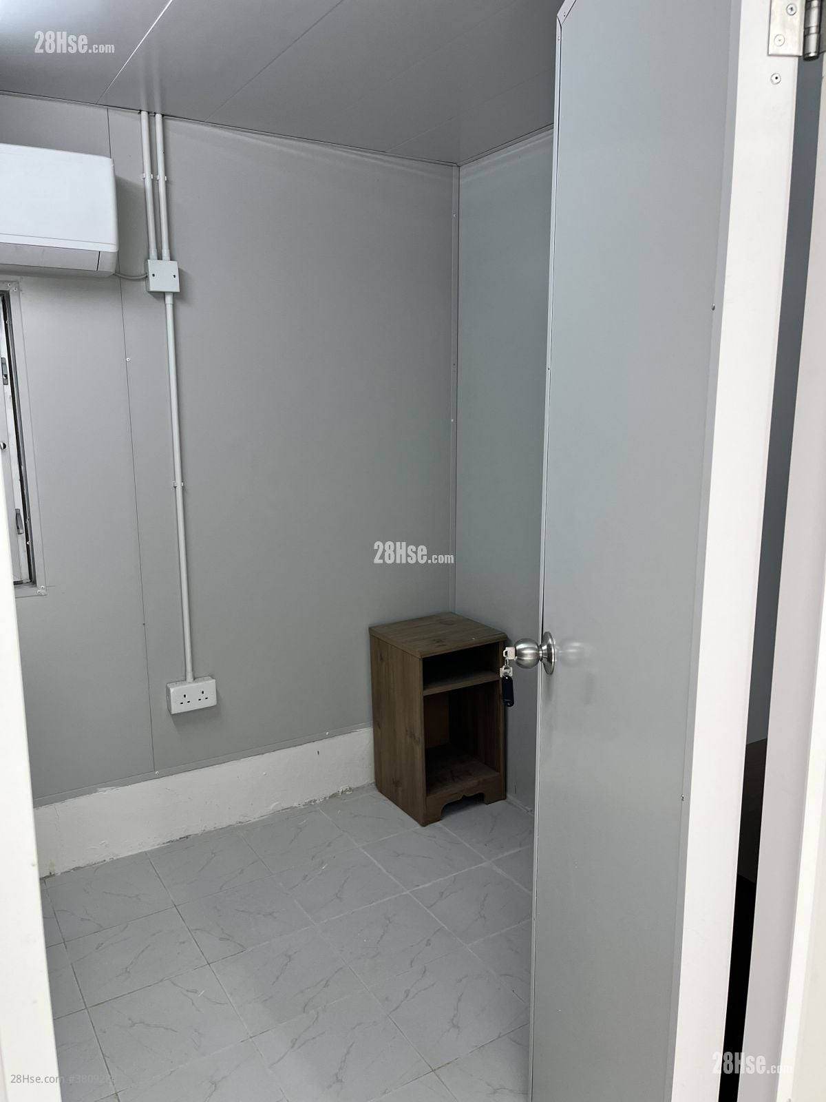 村屋 租盘 240 平方尺