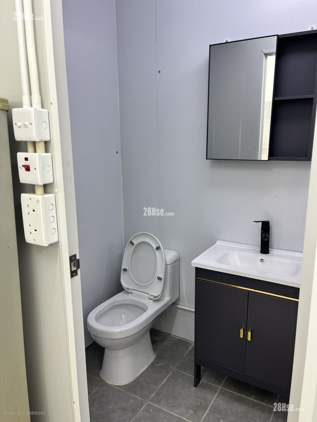 村屋 租盘 240 平方尺