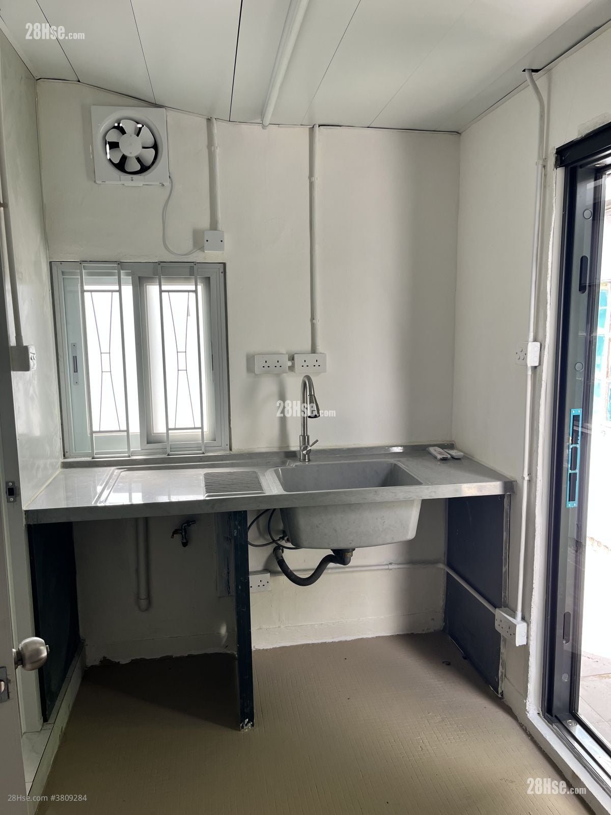 村屋 租盘 240 平方尺