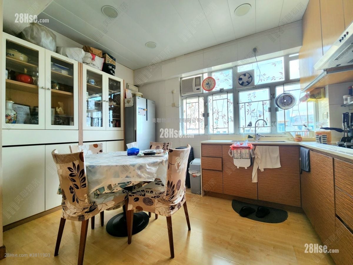 Crystal Court Sell 3 Bedrooms 712 ft²