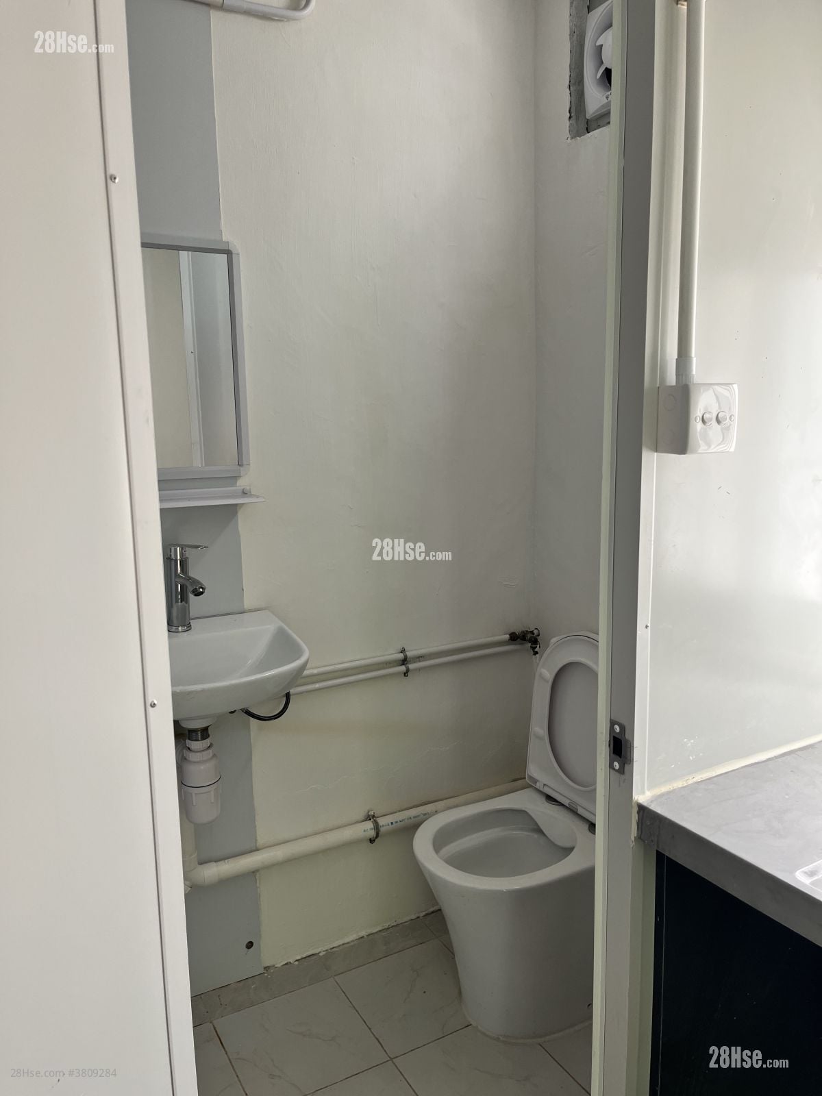 村屋 租盘 240 平方尺