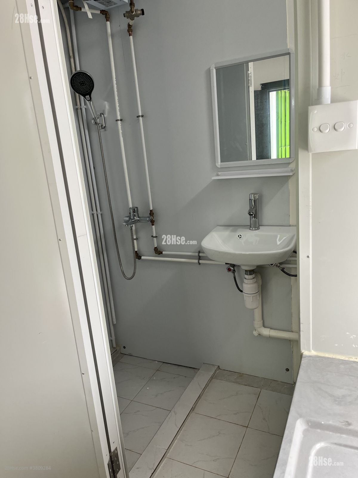 村屋 租盘 240 平方尺