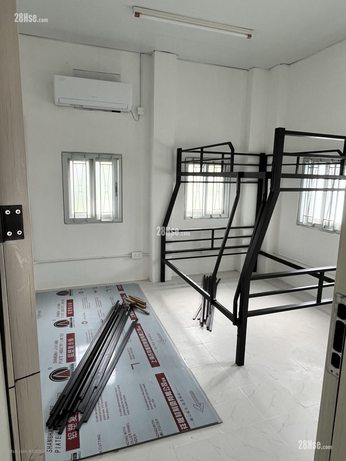 村屋 租盘 240 平方尺