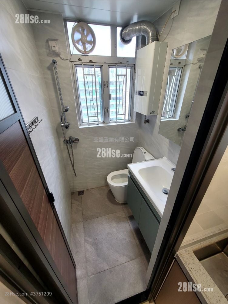 浴室: 登發大廈 租盤 1 浴室 230 平方呎