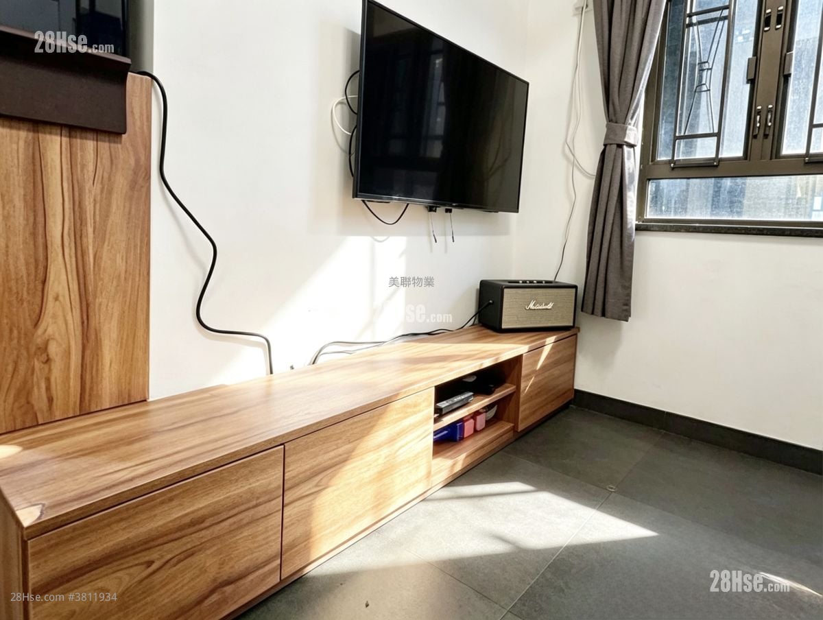 Wai Wah Centre Sell 2 Bedrooms 358 ft²