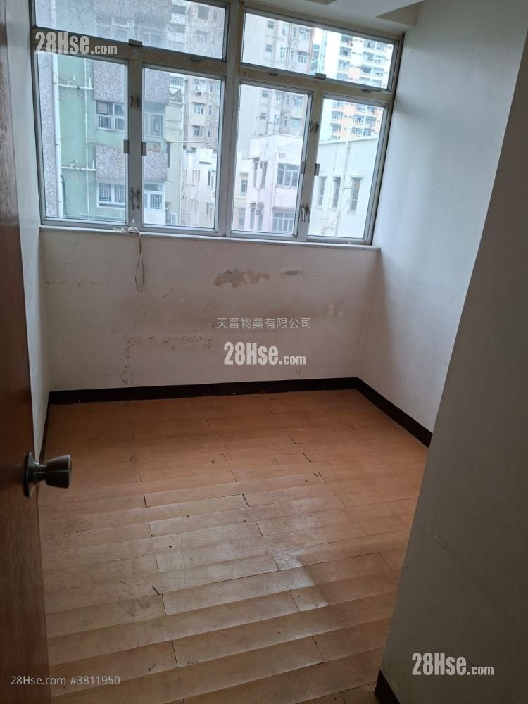 Lucky Building Sell 4 Bedrooms , 1 Bathroom 760 ft²